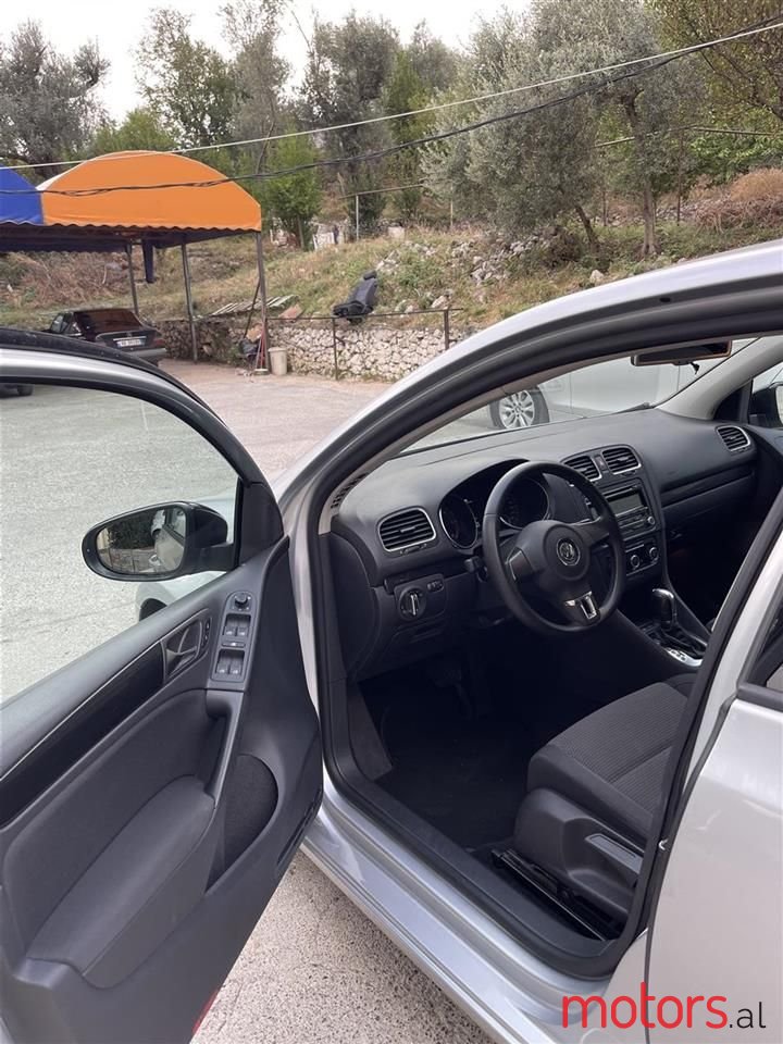 2011' Volkswagen Golf photo #2