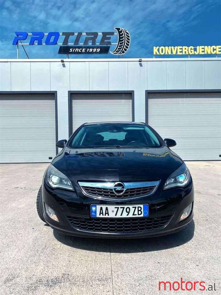 2011' Opel Astra photo #3