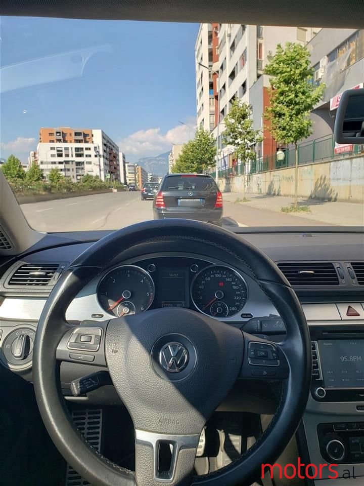 2011' Volkswagen Passat photo #6