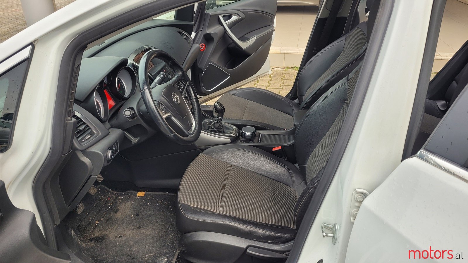 2010' Opel Astra photo #4