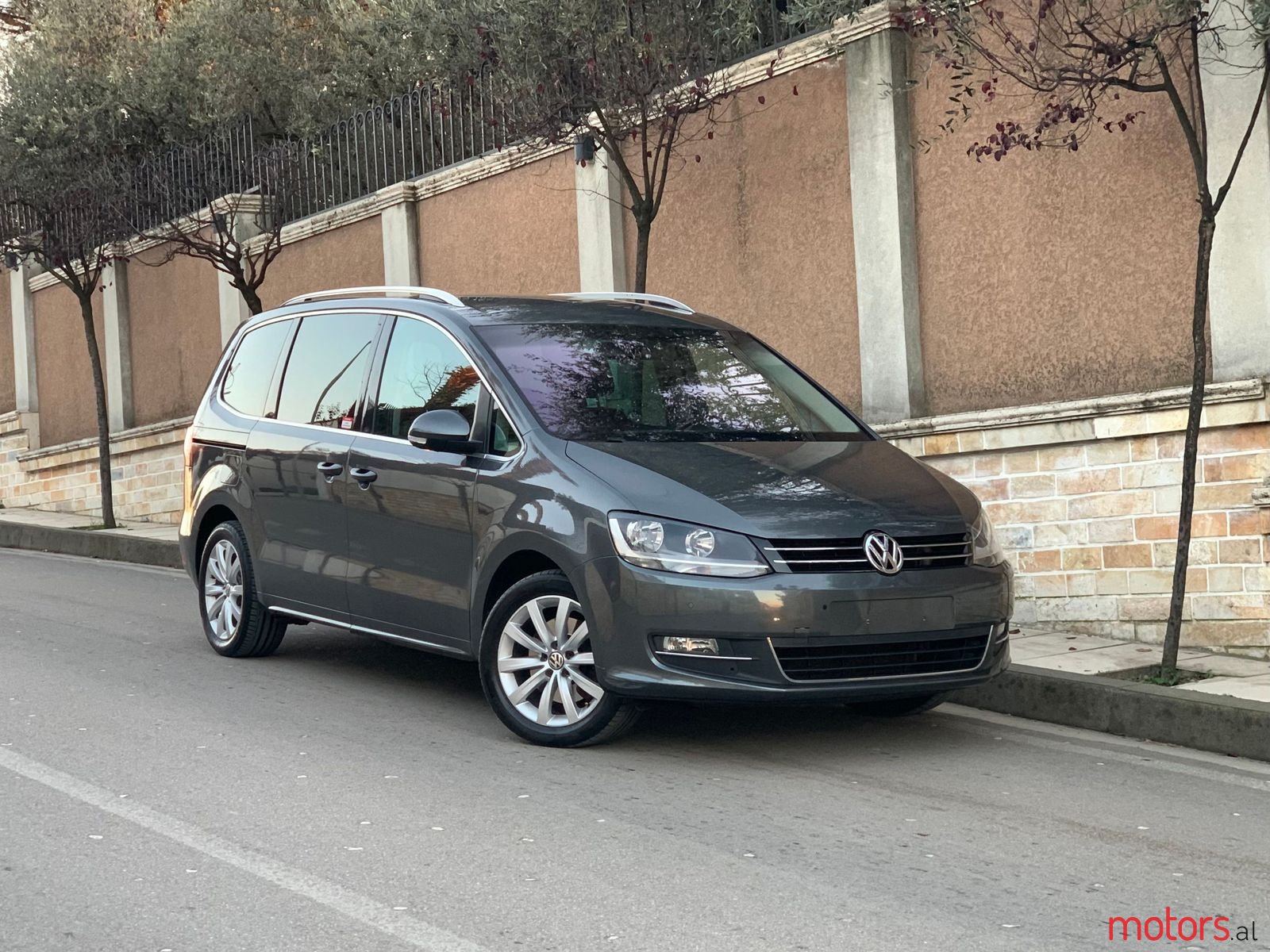 2011' Volkswagen Sharan photo #1