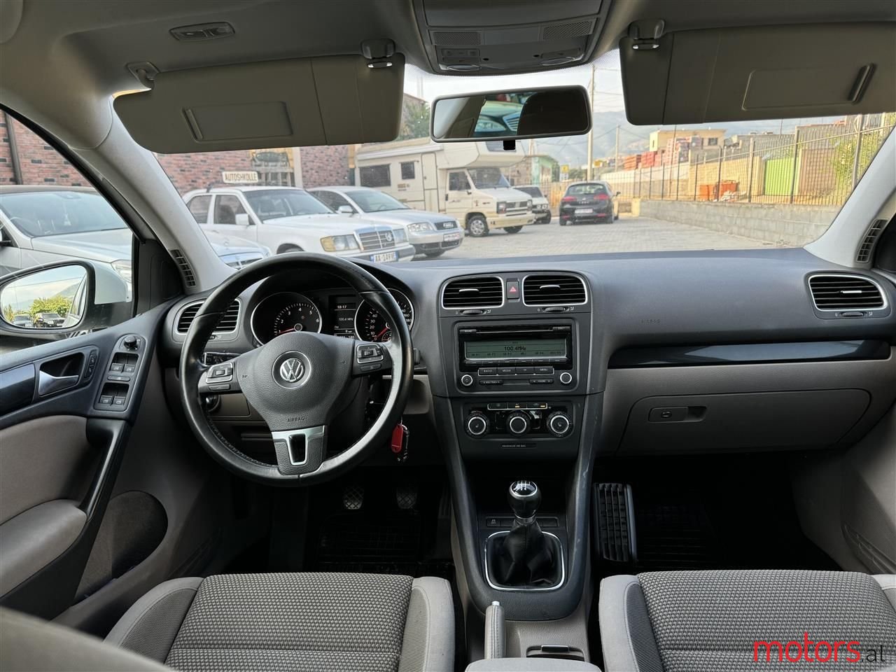 2011' Volkswagen Golf photo #2