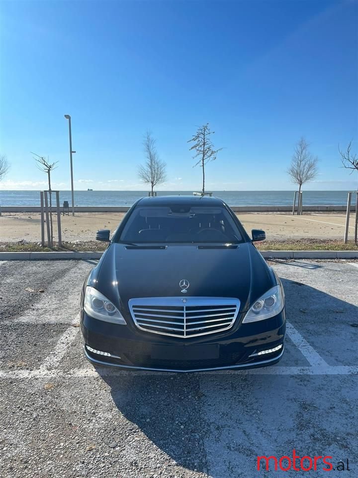 2011' Mercedes-Benz S 550 photo #4