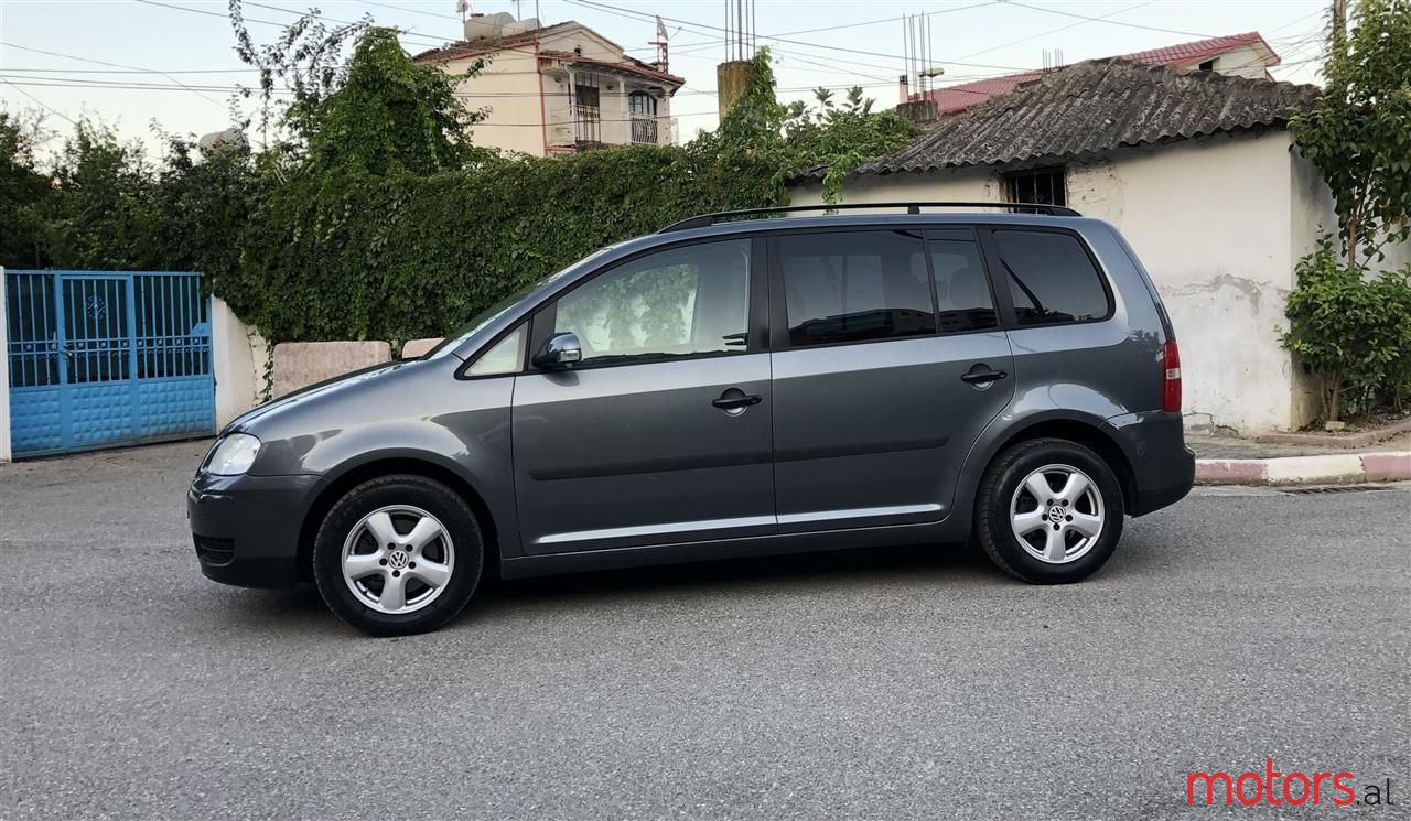 2005' Volkswagen Touran photo #3