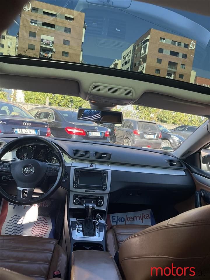 2010' Volkswagen Passat photo #2