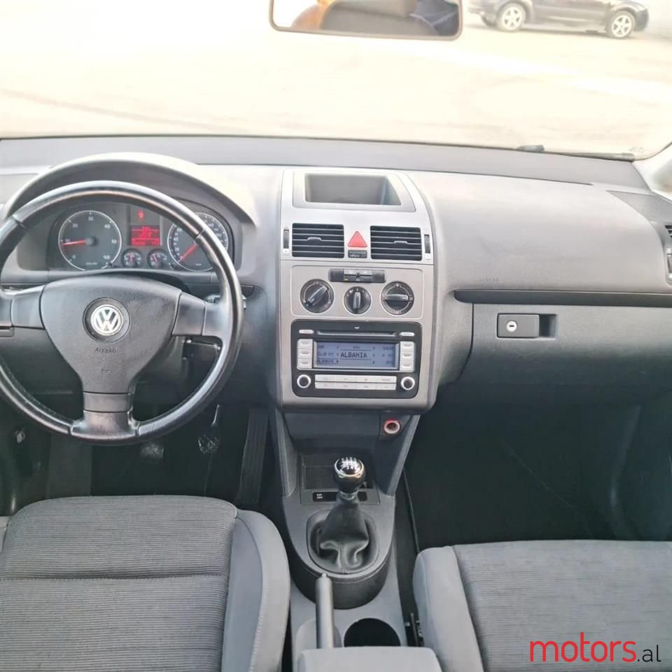 2008' Volkswagen Touran photo #3