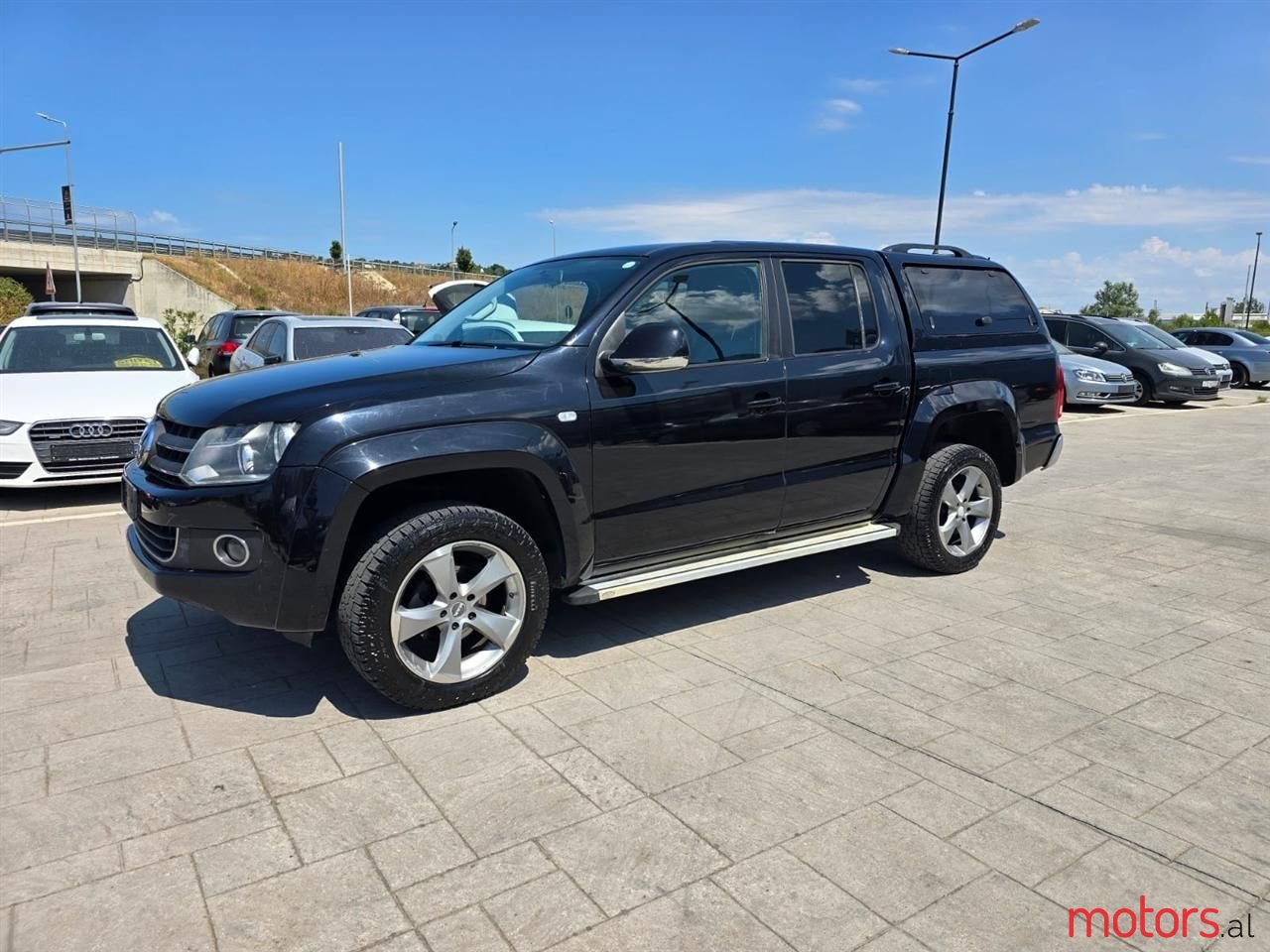 2011' Volkswagen Amarok photo #3