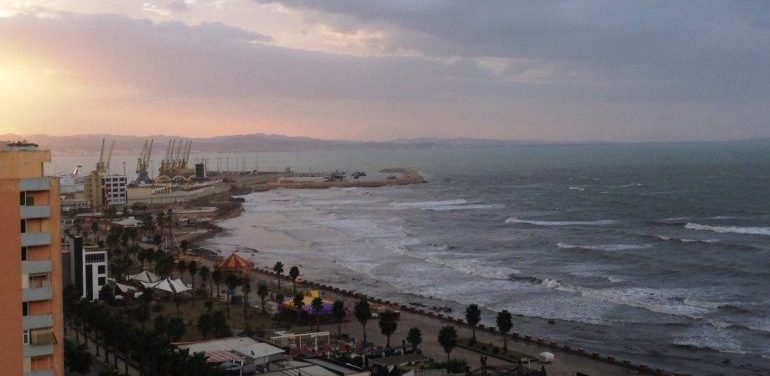 Durrës: Jahti pëson defekt, 7 turistë shpëtohen nga mbytja