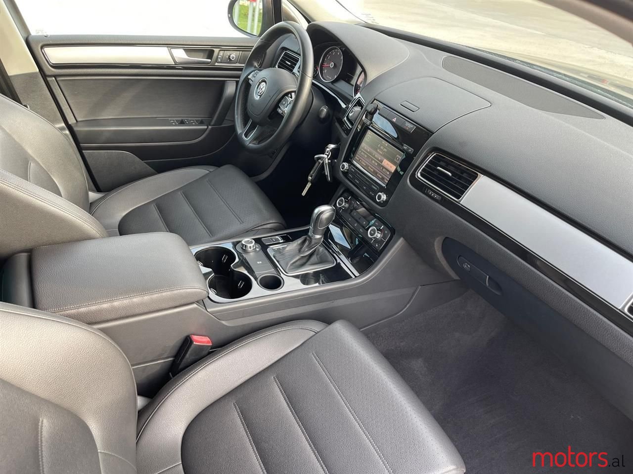 2013' Volkswagen Touareg photo #2