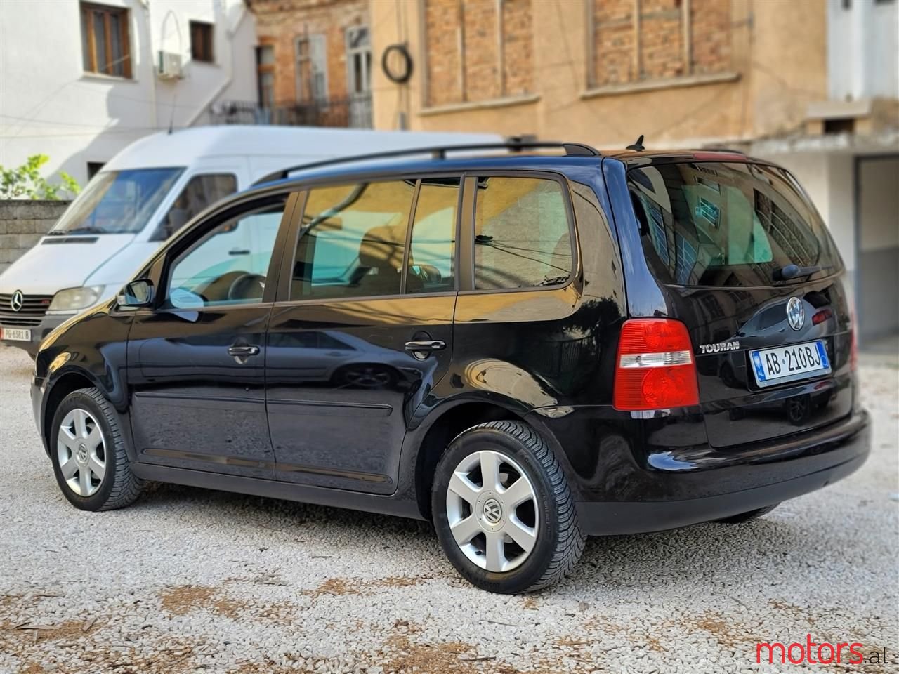 2007' Volkswagen Touran photo #3