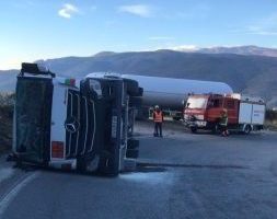 Kamioni bie nga 100 metra lartësi në Librazhd, në gjendje të rëndë shoferi