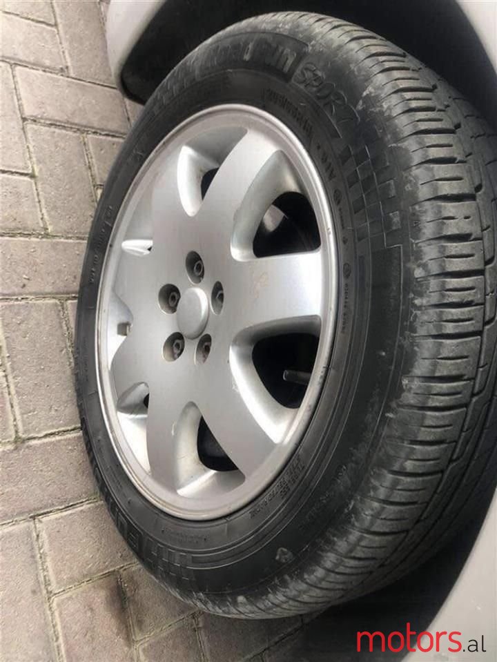 2001' Volkswagen Beetle photo #5