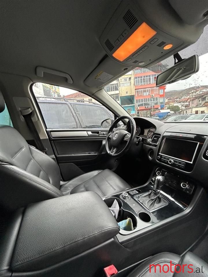 2011' Volkswagen Touareg photo #6