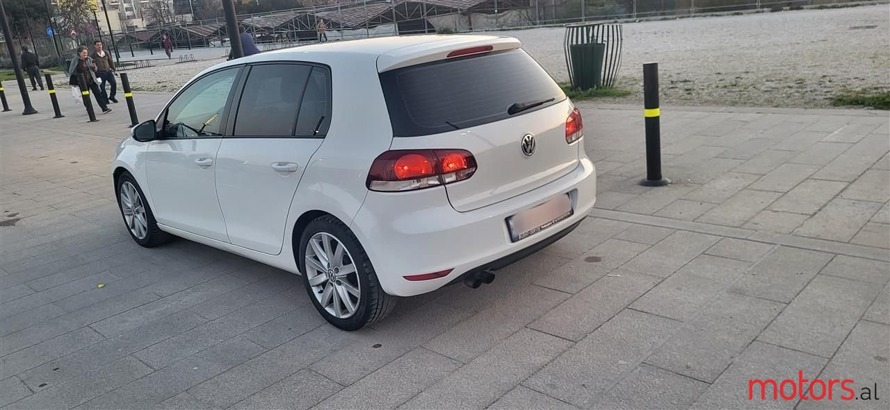 2009' Volkswagen Golf photo #2