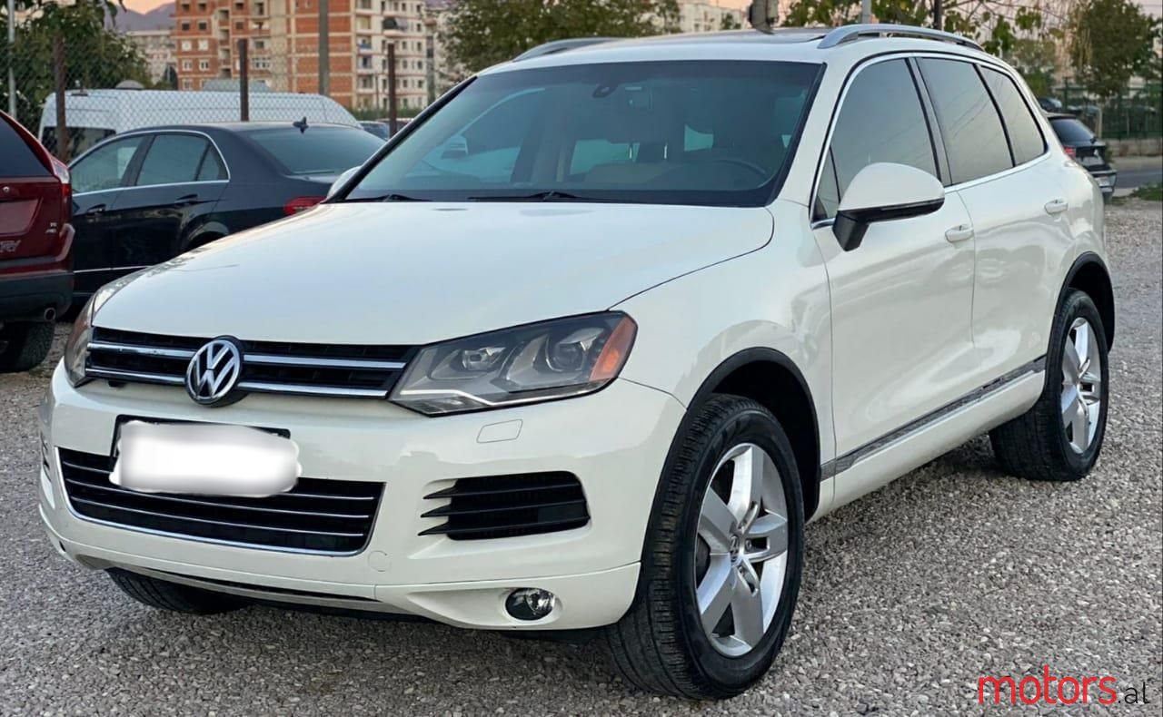 2013' Volkswagen Touareg photo #1