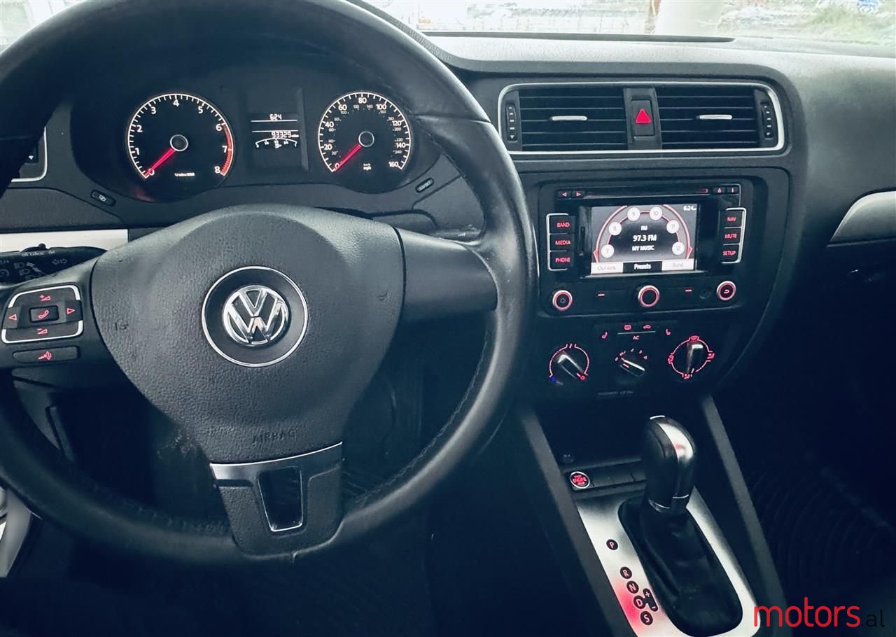 2011' Volkswagen Jetta photo #3