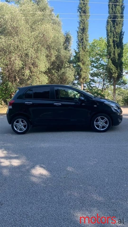 2010' Toyota Yaris photo #5