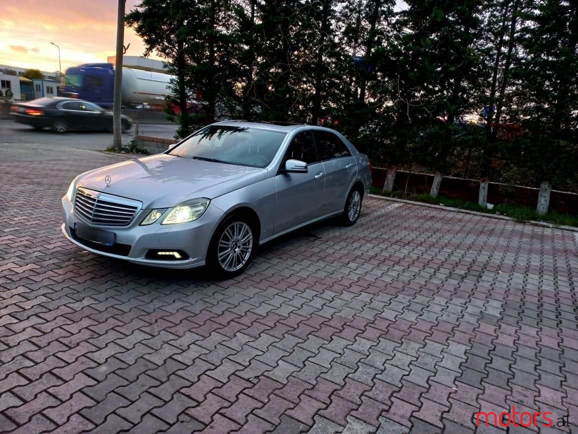 2010' Mercedes-Benz 300 photo #1