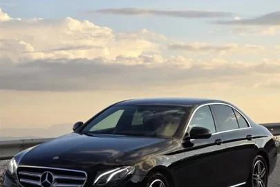 2017' Mercedes-Benz E 220