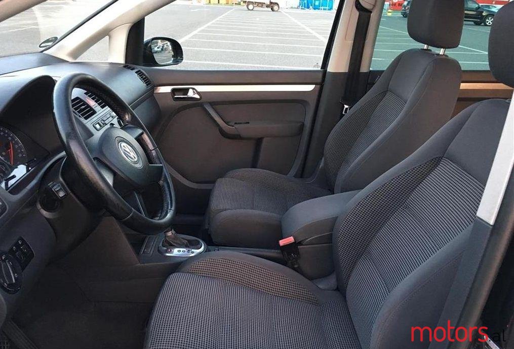 2005' Volkswagen Touran photo #2