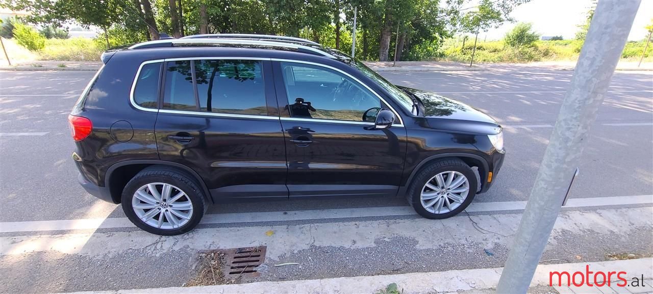 2011' Volkswagen Tiguan photo #2