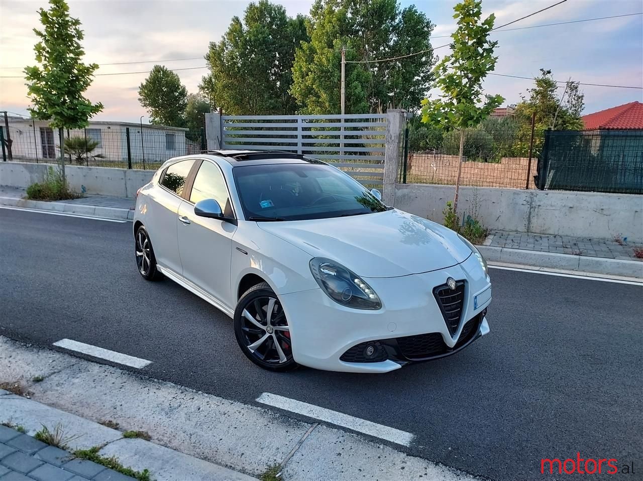 2013' Alfa Romeo Giulietta photo #3