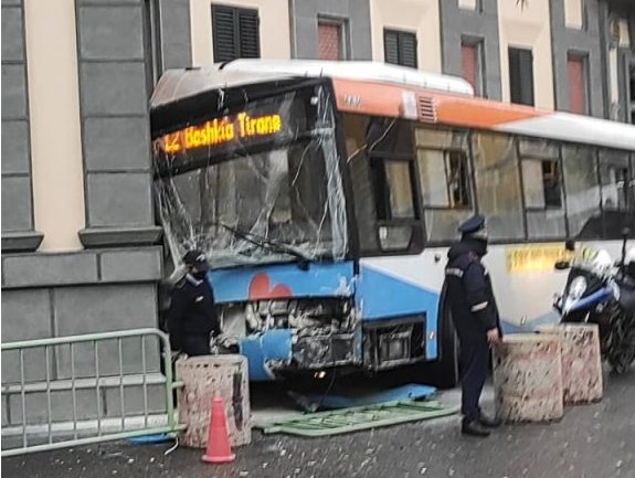 Autobusi përplaset me një makinë në qendër të Tiranës,lëndohen 4 pasagjerë