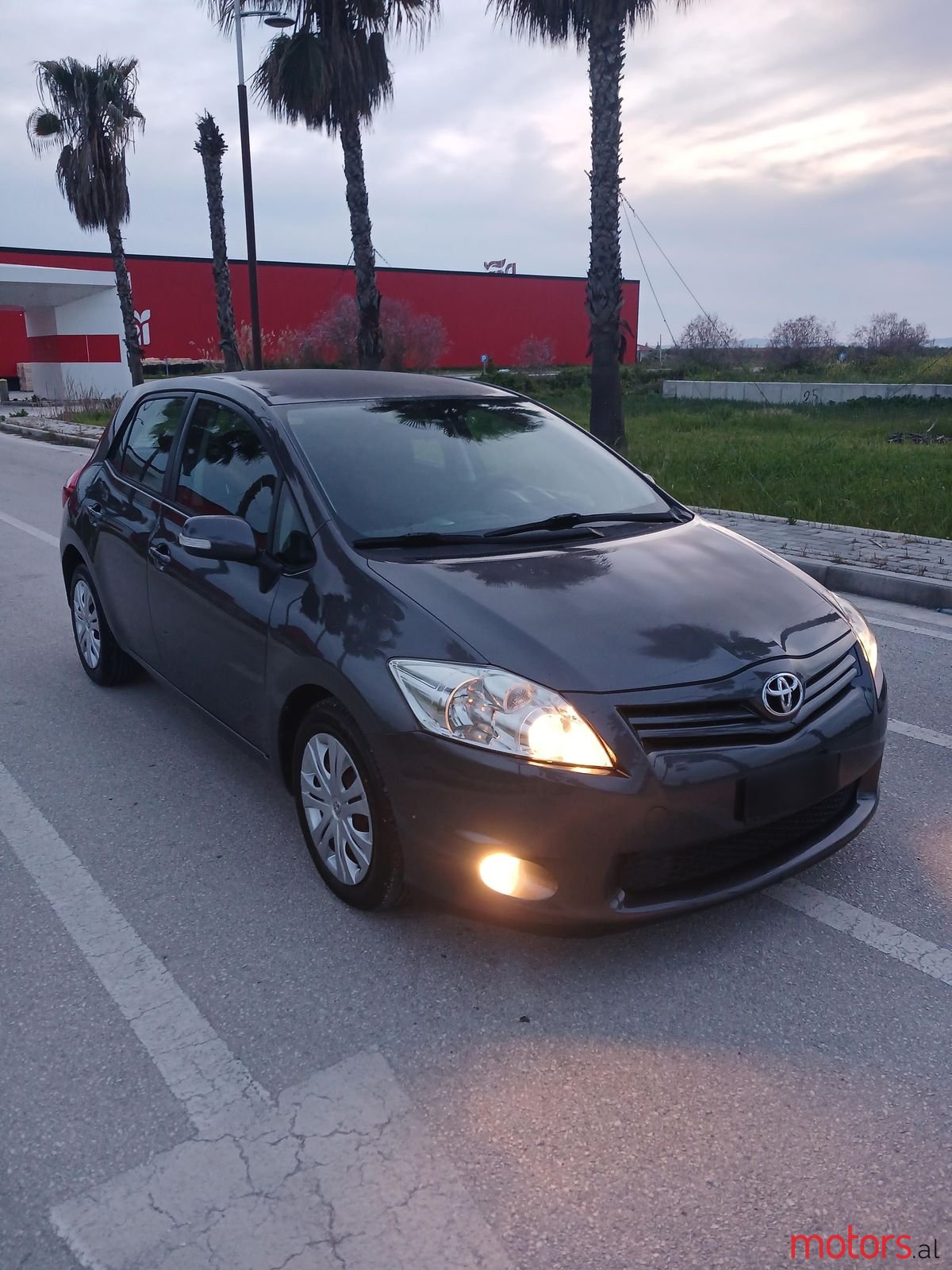 2010' Toyota Auris photo #2
