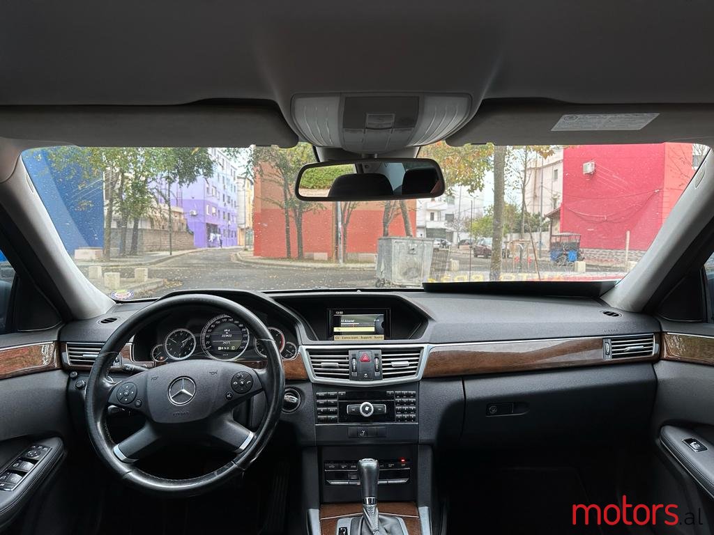 2011' Mercedes-Benz E 220 photo #4