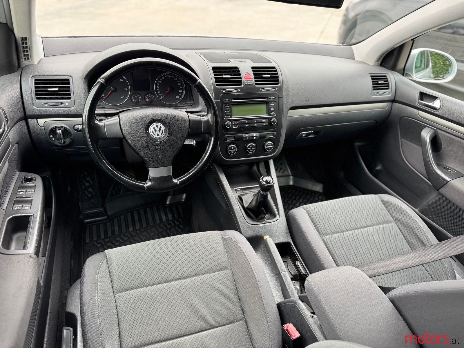 2005' Volkswagen Golf photo #2