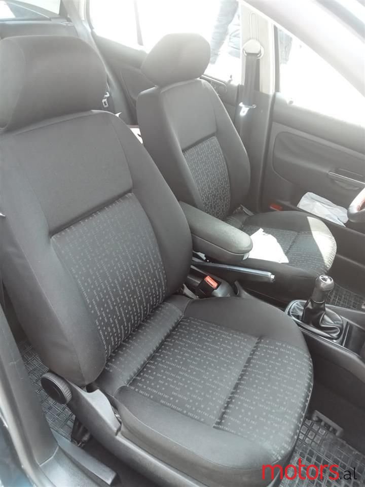 2002' Volkswagen Golf photo #5