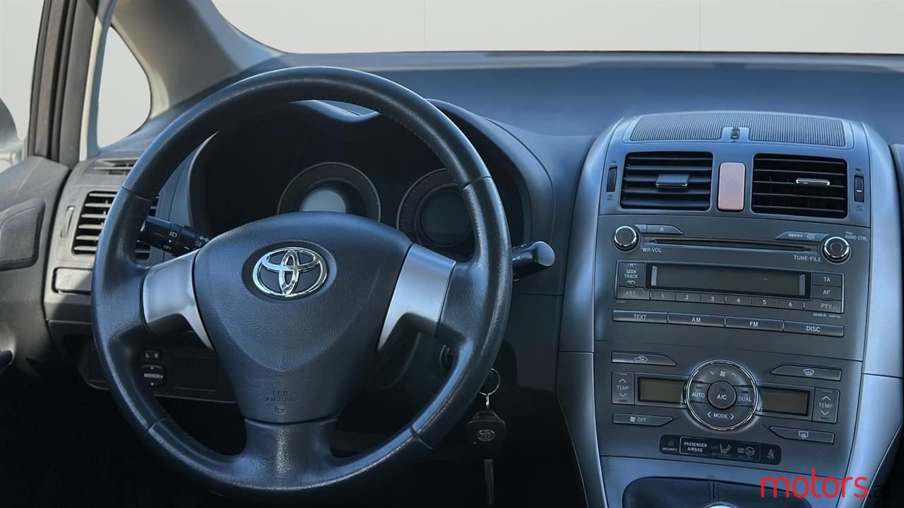 2007' Toyota Auris photo #5