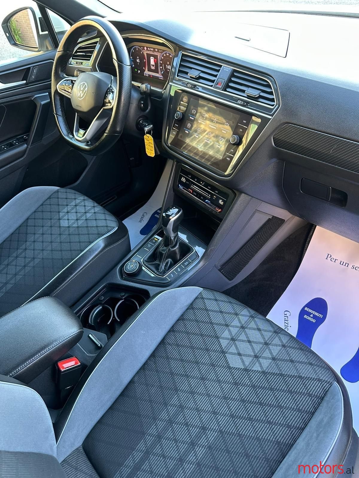 2022' Volkswagen Tiguan photo #4