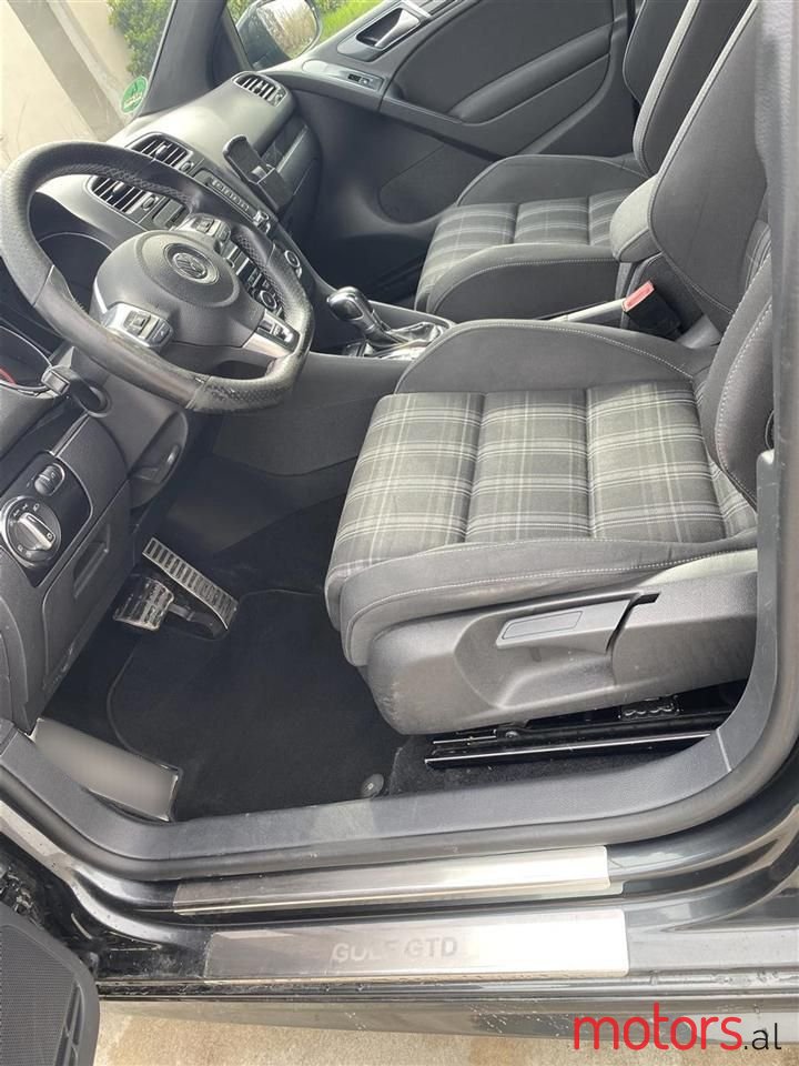 2011' Volkswagen Golf photo #5