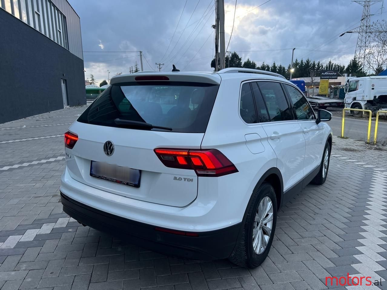 2017' Volkswagen Tiguan photo #3