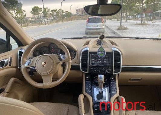 2012' Porsche Cayenne photo #2