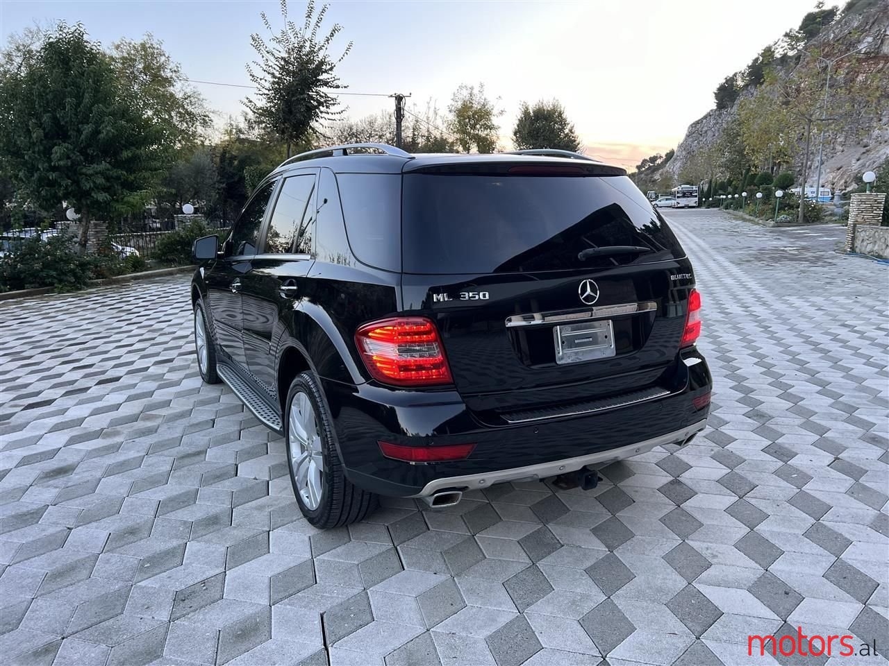 2011' Mercedes-Benz 350 photo #4