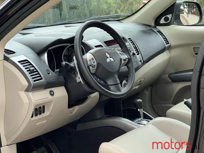 2009' Mitsubishi Outlander photo #4