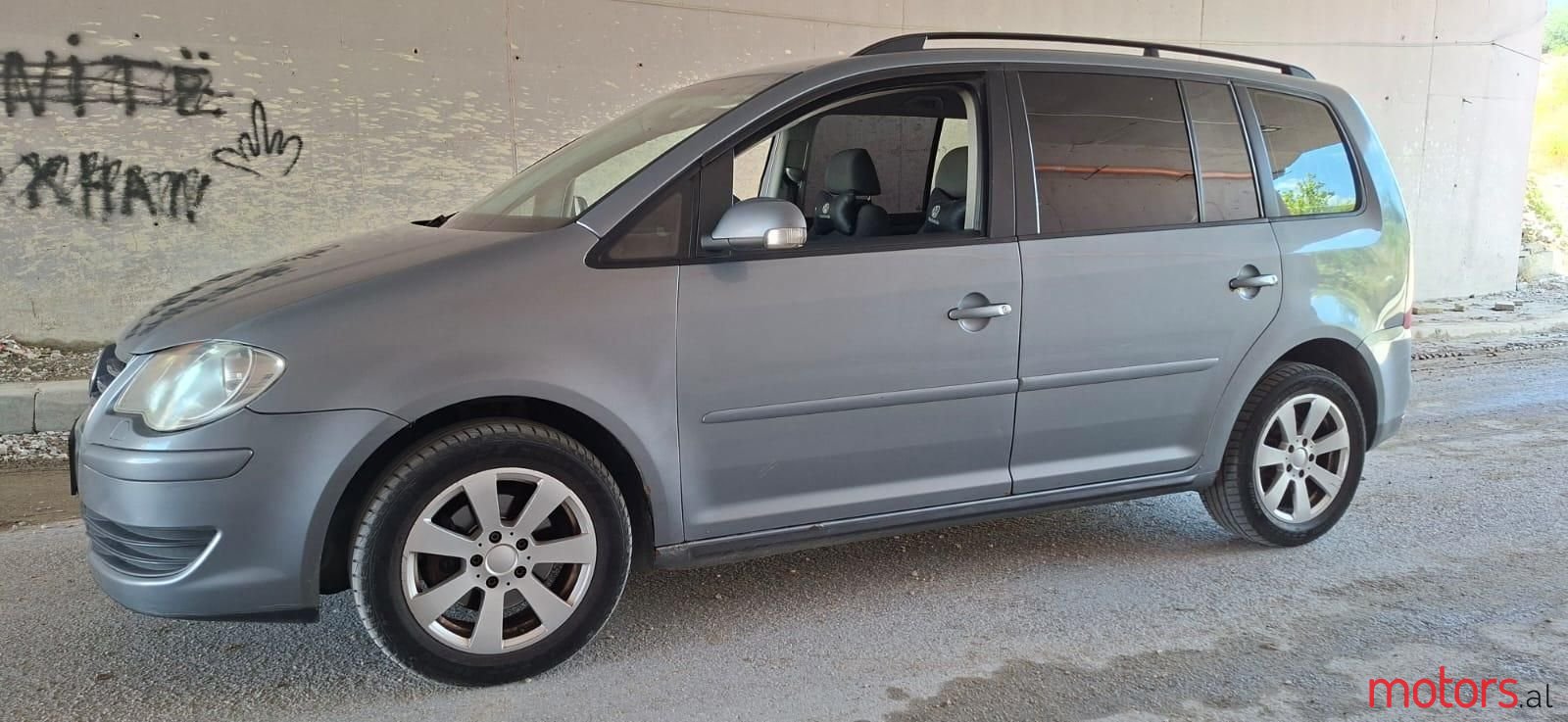2007' Volkswagen Touran photo #1