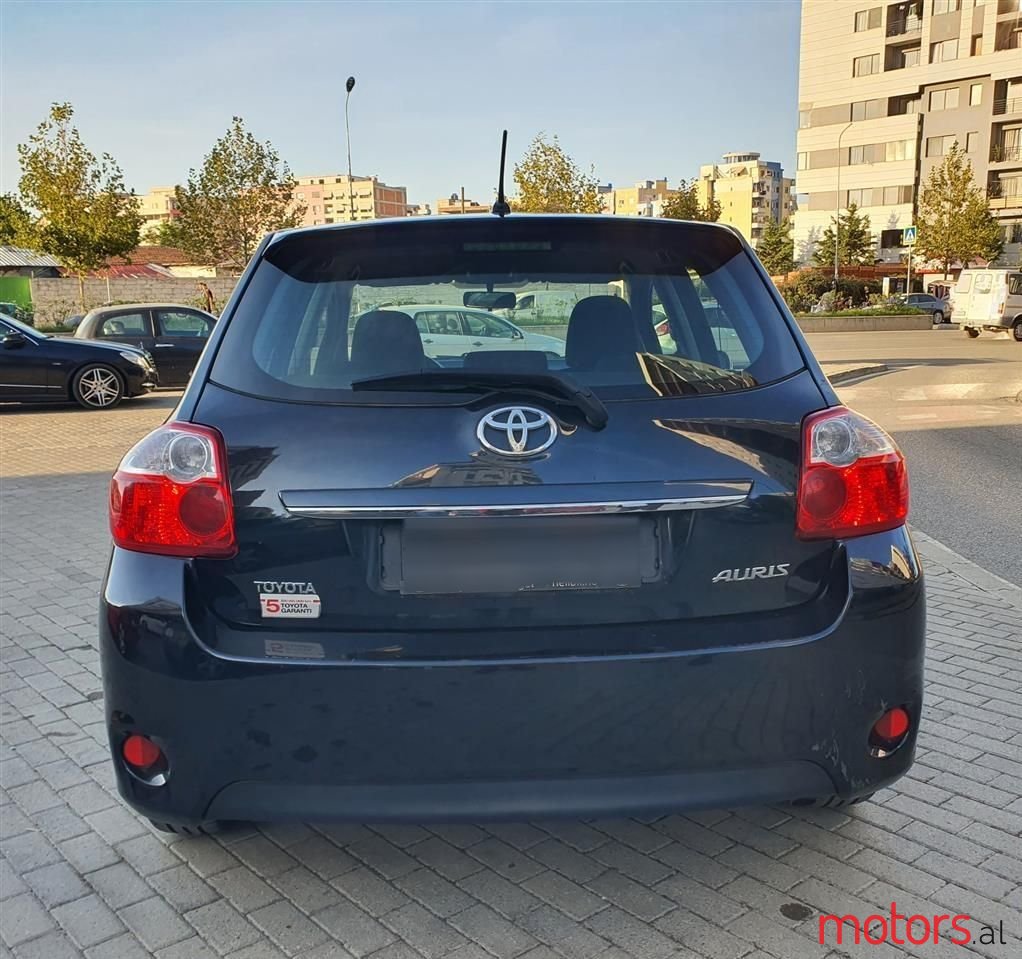 2012' Toyota Auris photo #5