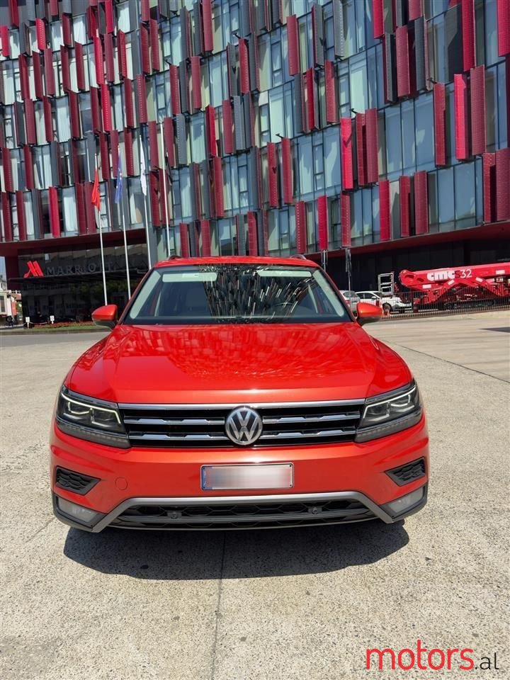 2018' Volkswagen Tiguan photo #3