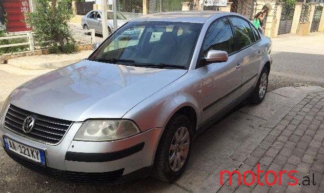 2002' Volkswagen Passat photo #1