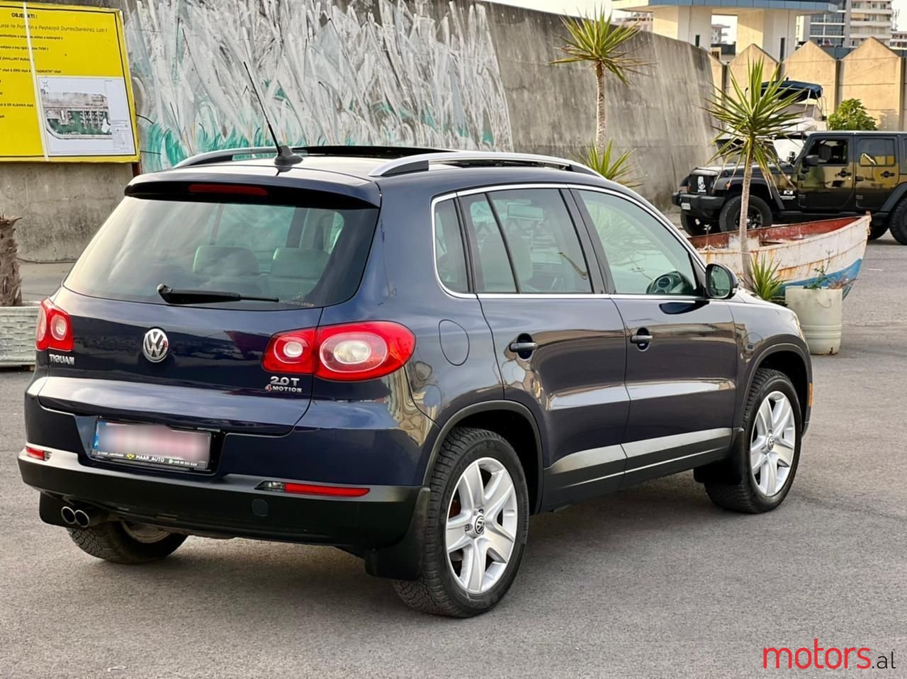 2011' Volkswagen Tiguan photo #2