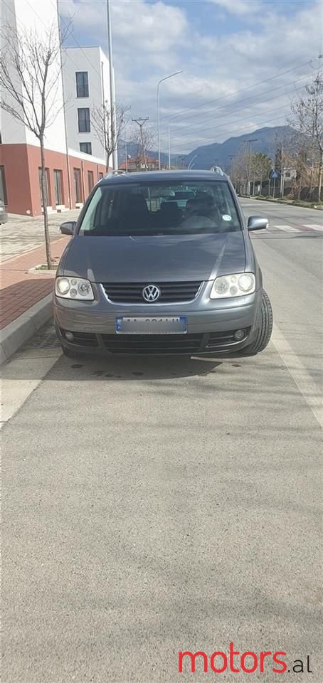 2004' Volkswagen Touran photo #2