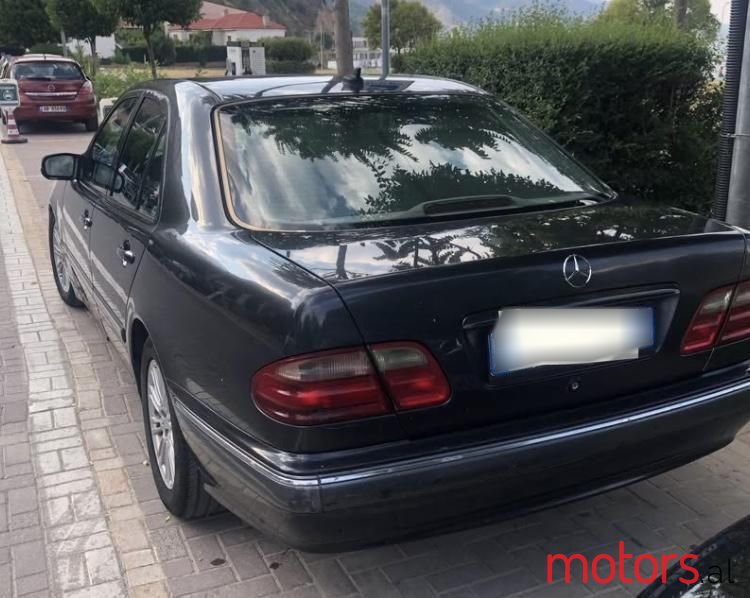 2001' Mercedes-Benz 270 photo #1