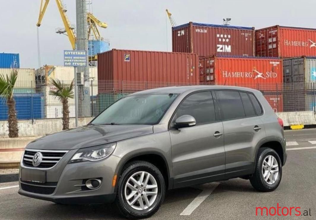 2011' Volkswagen Tiguan photo #1