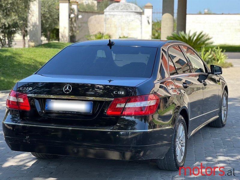 2011' Mercedes-Benz E 220 photo #3