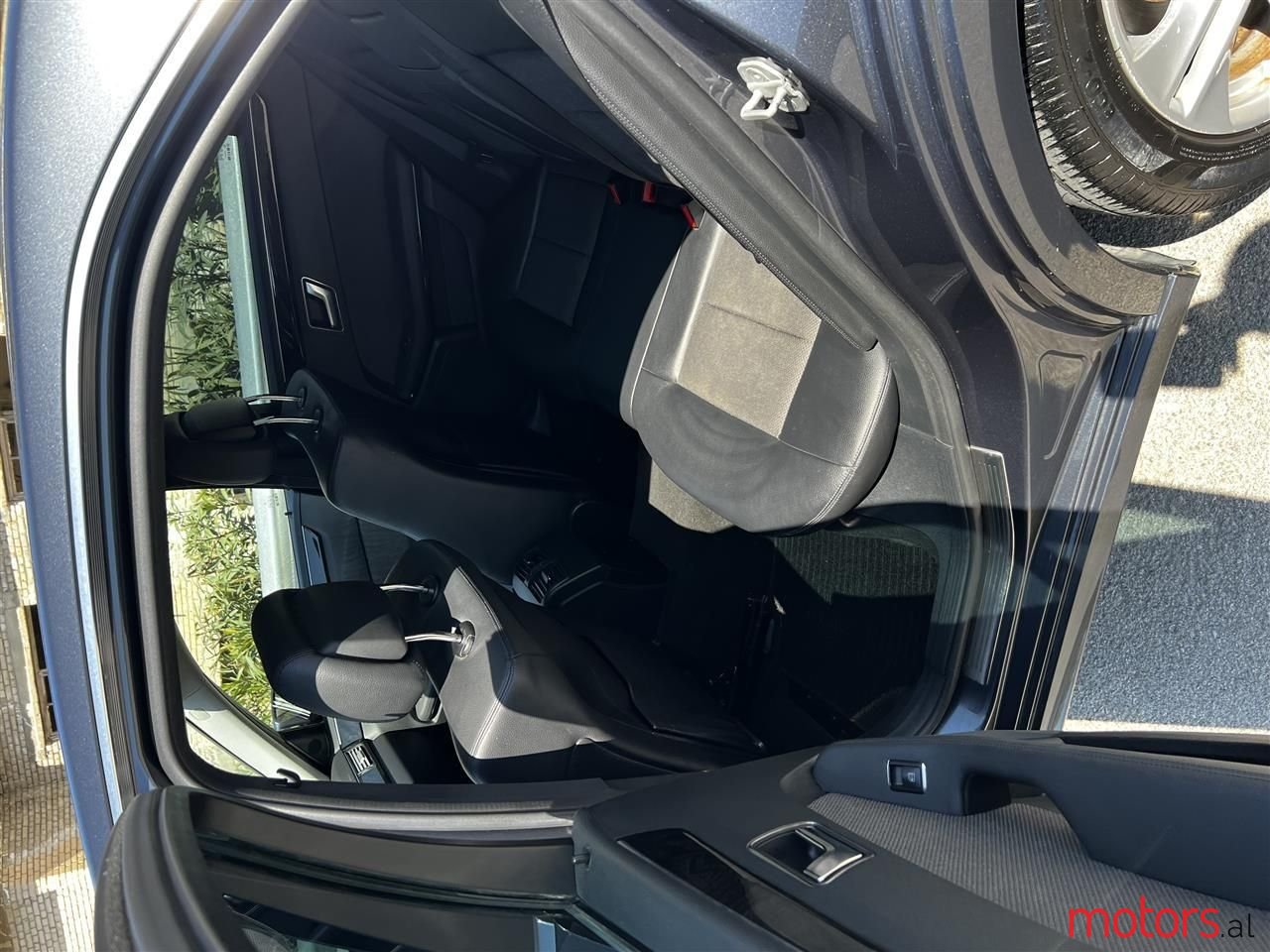 2011' Mercedes-Benz E 220 photo #6