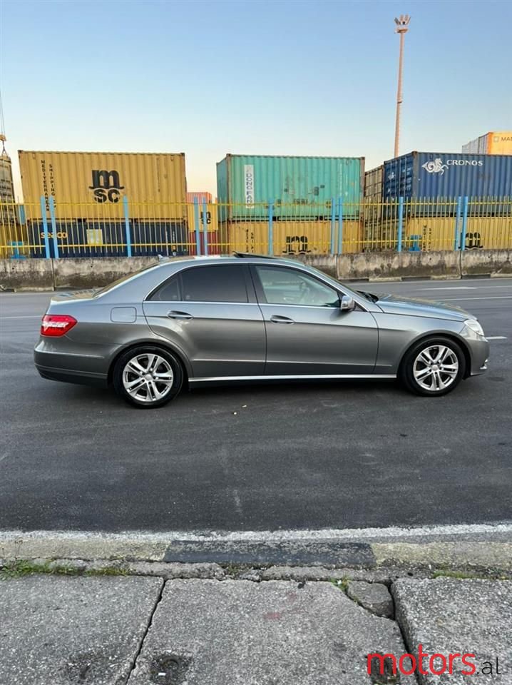 2011' Mercedes-Benz E 350 photo #3