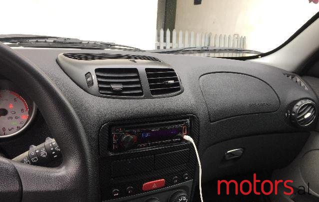 2001' Alfa Romeo Alfa 147 photo #2